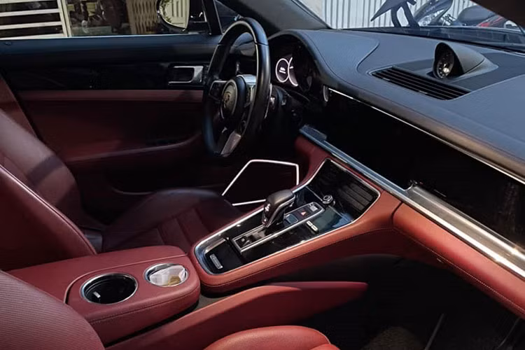 Sau khi được chủ nhân tại Lào Cai mua về, chiếc xe được mang đi làm các thủ tục sang tên cũng như bấm biển số mới.