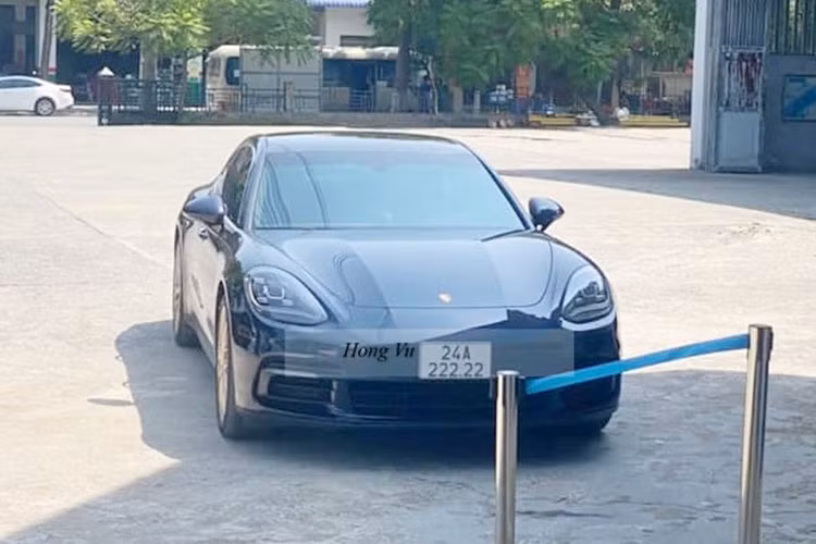 Về truyền động, Porsche Panamera thế hệ thứ 2 được trang bị động cơ V6, tăng áp kép, dung tích 3.0 lít, sản sinh công suất tối đa 330 mã lực tại vòng tua máy 5.400 - 6.400 vòng/phút và mô-men xoắn cực đại lên tới 450 Nm tại vòng tua 1.340 - 4.900 vòng/phút.