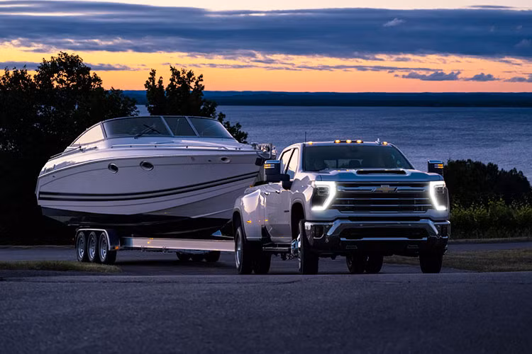 Giá xe Chevrolet Silverado HD 2024 chưa công bố, xe sẽ được bán ra thị trường sẽ là 2500HD và 3500HD vào nửa đầu năm 2023, cạnh tranh trực tiếp với Ford F-250 và F-350. Hãng xe Mỹ cũng hứa hẹn sẽ cho ra mắt thêm bản ZR2 thiên hướng thể thao cho Chevrolet Silverado HD 2024 nhằm trở thành đối trọng với Ford Raptor.