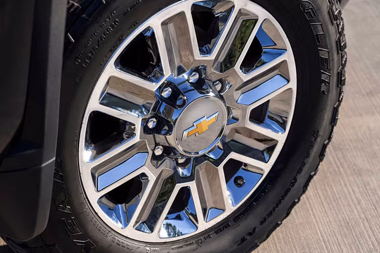 Các điểm nổi bật khác bao gồm bảng điều khiển hiện đại; thiết bị chuyển mạch chất lượng cao hơn và bảng điều khiển trung tâm được tân trang lại với bộ sạc điện thoại thông minh không dây...