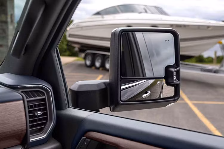 Các lựa chọn màu sơn ngoại thất được bổ sung thêm 6 màu mới gồm xám Sterling Grey, xám tro Dark Ash, đỏ Radiant Red, nâu đỏ ánh kim Auburn Metallic, xanh ánh kim Lakeshore Blue Metallic và vàng đồng ánh kim Meteorite Metallic.