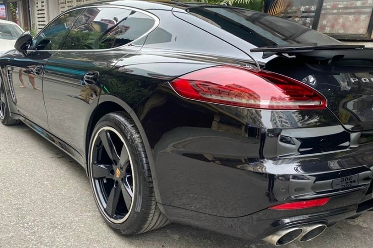 Nếu "Qua" Vũ kích hoạt tính năng Overboost của xe mô-men xoắn sẽ được đẩy lên 800 Nm. Xe được trang bị hộp số hộp số PDK 7 cấp giúp cho thời gian tăng tốc từ vị trí xuất phát lên 100 km/h chỉ trong 3.6s.