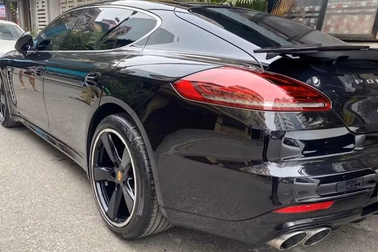 Nếu "Qua" Vũ kích hoạt tính năng Overboost của xe mô-men xoắn sẽ được đẩy lên 800 Nm. Xe được trang bị hộp số hộp số PDK 7 cấp giúp cho thời gian tăng tốc từ vị trí xuất phát lên 100 km/h chỉ trong 3.6s.