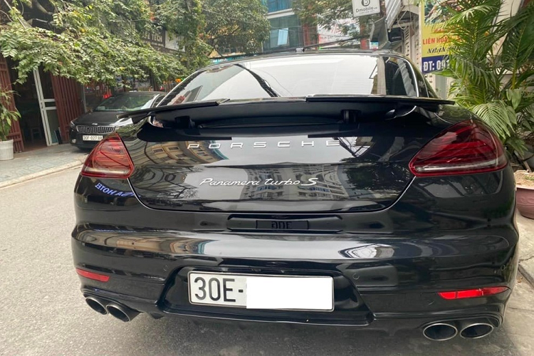 Chiếc xe Porsche Panamera Turbo S Executive mới được ông Đặng Lê Nguyên Vũ bay ra Hà Nội tậu về garage thuộc đời 2016, xe đã lăn bánh được trên 3 vạn km và được cho mới chỉ trải qua 1 đời chủ. Số thứ tự của Panamera Turbo S Executive này là 36/100, con số khá may mắn và làm phép tính cộng như giới luận biển hay chơi sẽ ra số 9, tượng trưng cho thọ, con số cao nhất của dãy số biển.