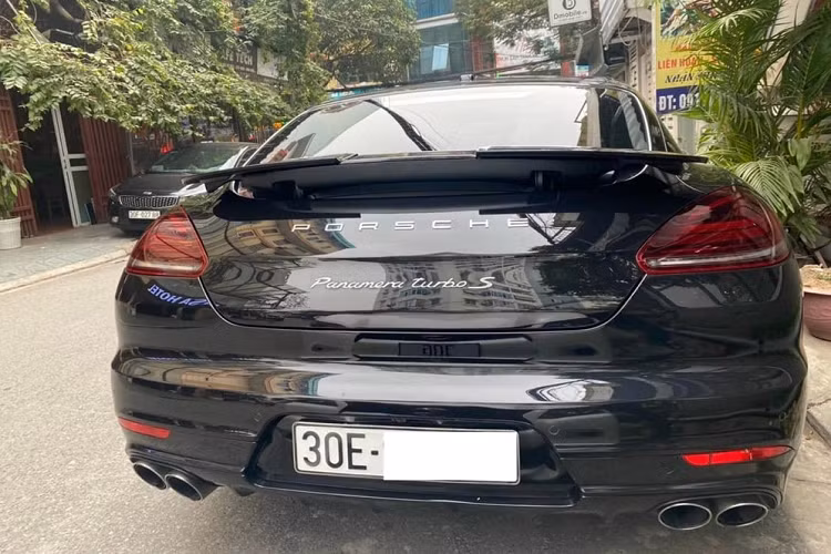 Chiếc xe Porsche Panamera Turbo S Executive mới được ông Đặng Lê Nguyên Vũ bay ra Hà Nội tậu về garage thuộc đời 2016, xe đã lăn bánh được trên 3 vạn km và được cho mới chỉ trải qua 1 đời chủ. Số thứ tự của Panamera Turbo S Executive này là 36/100, con số khá may mắn và làm phép tính cộng như giới luận biển hay chơi sẽ ra số 9, tượng trưng cho thọ, con số cao nhất của dãy số biển.