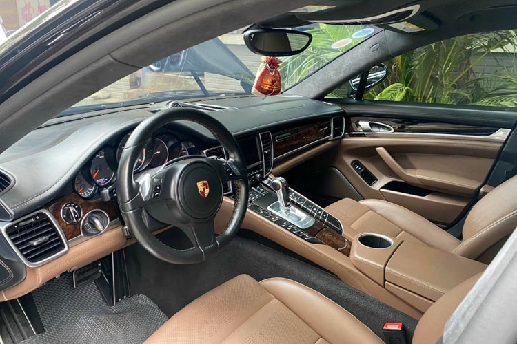 Chưa hết, phiên bản giới hạn này còn có logo Exclusive Manufakfuv đặc trưng được gắn sau mang cá bằng kim loại của xe, bộ mâm 5 chấu đơn cỡ lớn sơn tối màu và kẹp phanh màu vàng nổi bật, phía sau xe có ống xả kép và logo Panamera Turbo S ở đuôi xe.