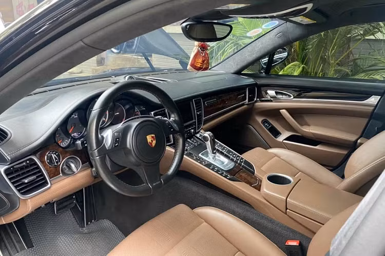 Chưa hết, phiên bản giới hạn này còn có logo Exclusive Manufakfuv đặc trưng được gắn sau mang cá bằng kim loại của xe, bộ mâm 5 chấu đơn cỡ lớn sơn tối màu và kẹp phanh màu vàng nổi bật, phía sau xe có ống xả kép và logo Panamera Turbo S ở đuôi xe.