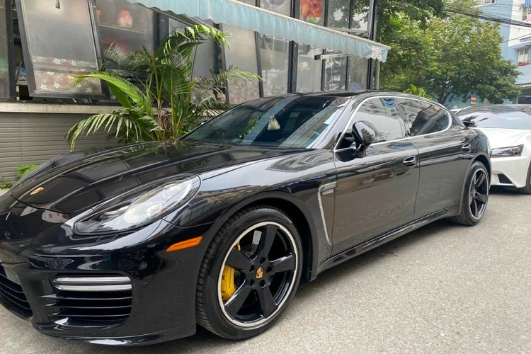 Theo thông tin của tìm hiểu, giá xe Porsche Panamera Turbo S Executive tại Việt Nam từng được chào bán gần 6,2 tỷ đồng vào tháng 6 vừa qua. Ngoại thất xe có màu đen Metallic, nhưng xe có phần thân tính từ mang cá bằng kim loại đến phía sau hốc bánh trước ra đến cánh cửa sau được phủ một lớp sơn màu nâu hạt dẻ vô cùng lạ mắt, đây cũng chính là điểm nhấn cho toàn bộ thân xe.