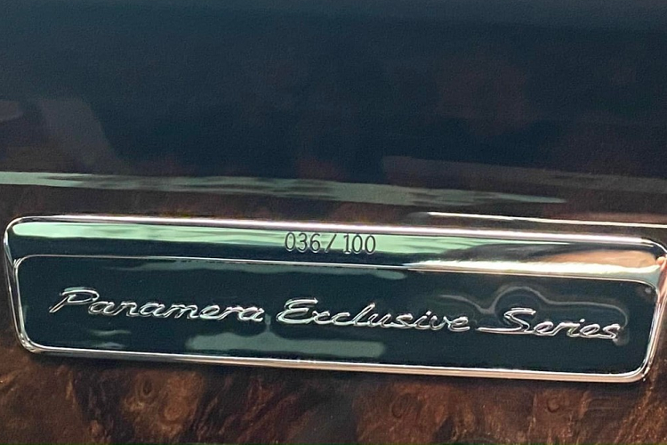 Dưới nắp capô của xe Porsche Panamera Turbo S Executive của ông Đặng Lê Nguyên Vũ mua lại là khối động cơ V8, dung tích 4.8 lít, sản sinh công suất tối đa 570 mã lực và mô men xoắn cực đại 750 Nm.
