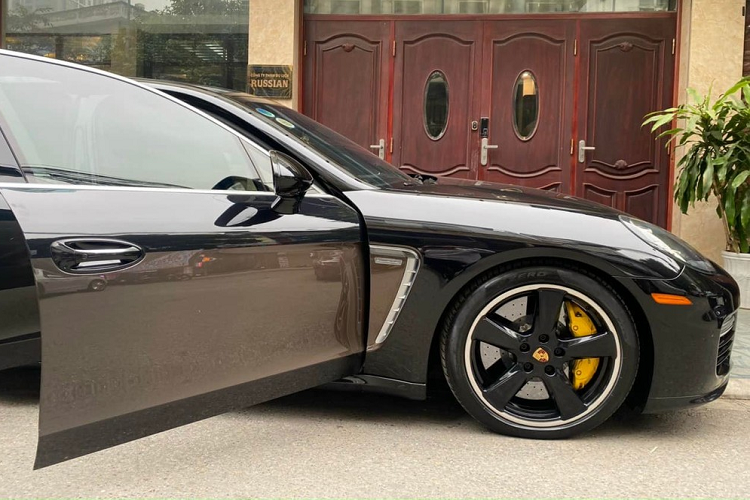 Trước khi bay ra Hà Nội mua xe Porsche Panamera Turbo S Executive, ông Đặng Lê Nguyên Vũ cũng đã sở hữu chiếc xe Porsche Panamera mạnh nhất hiện nay là bản Porsche Panamera Turbo S 2022 với công suất tối đa lên đến 621 mã lực và thời gian tăng tốc từ vị trí xuất phát lên 100 km/h chỉ 3,1 giây.