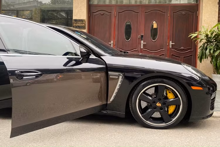 Trước khi bay ra Hà Nội mua xe Porsche Panamera Turbo S Executive, ông Đặng Lê Nguyên Vũ cũng đã sở hữu chiếc xe Porsche Panamera mạnh nhất hiện nay là bản Porsche Panamera Turbo S 2022 với công suất tối đa lên đến 621 mã lực và thời gian tăng tốc từ vị trí xuất phát lên 100 km/h chỉ 3,1 giây.