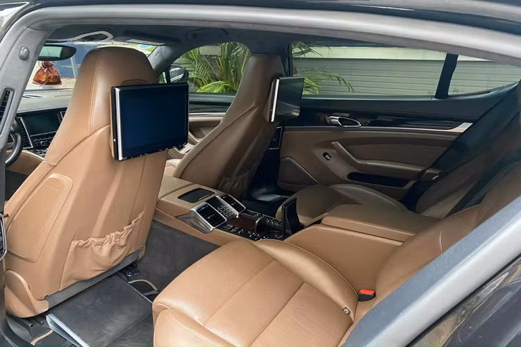 Bên trong khoang lái xe Porsche Panamera Turbo S Executive của QUA Vũ mang số thứ tự 36/100 chiếc trên toàn thế giới có nội thất da Poltrona Frau với màu nâu Agatha Chestnut cùng gỗ ốp cao cấp, hàng ghế sau có thêm rất nhiều đồ chơi thượng hạng với 2 màn hình giải trí lớn 10.1 inchvà quan trọng nhất là huy hiệu 36/100 được đính trên mặt gỗ của bảng táp-lô, phía đối diện ghế phụ.