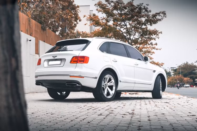 So sánh với phiên bản tiêu chuẩn, mẫu SUV siêu sang Bentley Bentayga First Edition không có nhiều khác biệt khi vẫn sở hữu kích thước đồ sộ, mặt ca lăng đan xen hình quả trám, hệ thống đèn led hình bầu dục, đuôi xe thiết kế dốc cùng cánh gió cố định trên nóc.