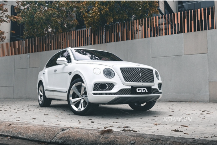 Chiếc Bentley Bentayga First Edition hạng sang trong bài có màu sơn nguyên bản là màu đồng - rất hiếm gặp tại Việt Nam (chỉ có khoảng 2 chiếc). Tuy nhiên, mới đây, chiếc SUV siêu sang đã được chủ nhân "thay áo" bằng cách dán decal trắng ngọc trai nhám, đem đến cho chiếc xe diện mạo tươi mới và nổi bật.