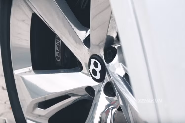 Cung cấp sức mạnh cho Bentley Bentayga First Edition là cỗ máy W12 hoàn toàn mới, sản sinh công suất 600 mã lực và 900 Nm mô-men xoắn giúp cho xe tăng tốc từ 0-100 km/h chỉ 4 giây, vận tốc tối đa 301 km/h, dù trọng lượng không tải lên tới 2.439 kg. Mức giá xe Bentley Bentayga First Edition khi mới về nước khoảng 18 tỷ đồng, tuỳ trang bị kèm theo.