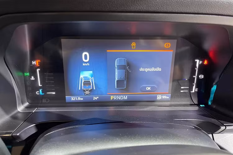 Sức mạnh được truyền xuống 4 bánh (4x4), thông qua hộp số tự động 10 cấp. Xe đi kèm với 6 chế độ lái khác nhau thích hợp cho từng loại địa hình