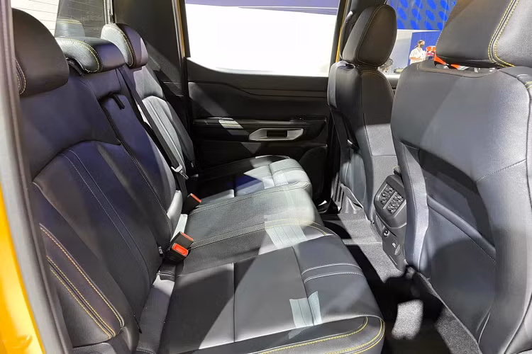 Ford Ranger 2022 phiên bản Wildtrak 2.0L Bi-Turbo 4x4 10AT cao cấp nhất sử dụng động cơ dầu 4cyl thẳng hàng, dung tích 2.0L tăng áp kép (Biturbo) công nghệ EcoBlue cho công suất tối đa 210 mã lực tại 3.750 vòng/phút và mô-men xoắn cực đại 500 Nm tại dải vòng tua từ 1.750 - 2.000 vòng/phút.