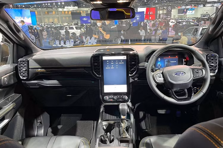 Về nội thất, Ford Ranger 2022 phiên bản Wildtrak 2.0L Bi-Turbo 4x4 10AT được trang bị cụm đồng hồ kỹ thuật số kích thước 12,4 inch, màn hình cảm ứng cỡ lớn kích thước 12 inch, tích hợp hệ thống SYNC4 và hỗ trợ đa kết nối không dây với ứng dụng FordPass.