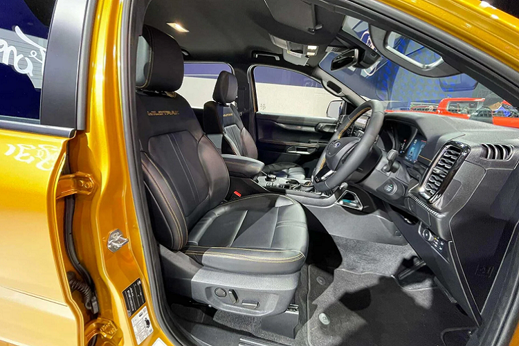 Xe đi kèm với các tính năng an toàn và hỗ trợ lái như phanh tự động, cảnh báo va chạm, cảnh báo chệch làn đường, cảnh báo điểm mù, camera 360 độ và cảm biến đỗ xe.