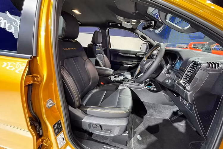 Xe đi kèm với các tính năng an toàn và hỗ trợ lái như phanh tự động, cảnh báo va chạm, cảnh báo chệch làn đường, cảnh báo điểm mù, camera 360 độ và cảm biến đỗ xe.