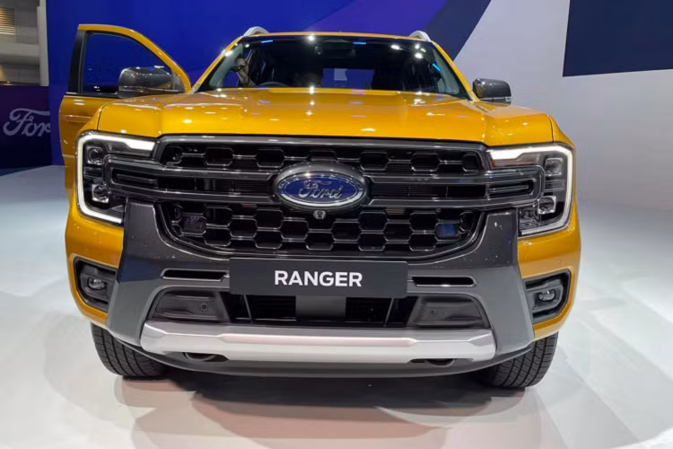 Được biết, hiện tại Ford Ranger thế hệ mới đã chạy thử tại Việt Nam, và đang hoàn tất những công đoạn cuối cùng trước khi ra mắt tại thị trường Việt. Tại Thái Lan, Ford Ranger bản Wildtrak 2022 được bán ra tổng cộng 4 phiên bản khác nhau, trong đó bao gồm phiên bản Wildtrak 2.0L Turbo 4x2 tăng áp đơn số sàn và số tự động 6 cấp.