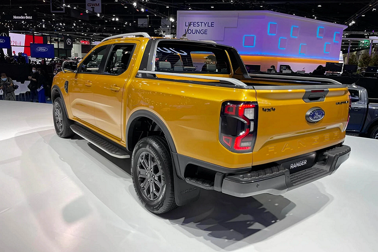 Bên cạnh 2 phiên bản cao cấp bao gồm: Ford Ranger Wildtrak 2.0L Bi-Turbo 4x2 10AT và Wildtrak 2.0L Bi-Turbo 4x4 10AT. Trong đó, phiên bản Wildtrak 2.0L Bi-Turbo 4x4 10AT cao cấp nhất trong ảnh có giá 1,299 triệu bath (885 triệu đồng).