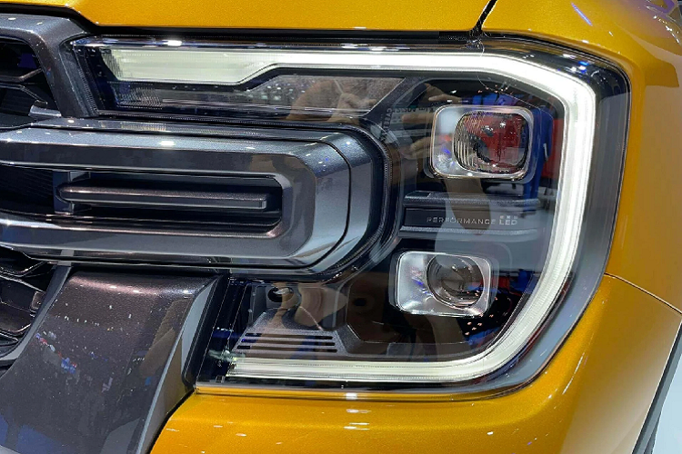 Ngoại thất của Ford Ranger 2022 phiên bản Wildtrak 2.0L Bi-Turbo 4x4 10AT nổi bật với phần đầu xe thiết kế hấp dẫn, nam tính, nổi bật với cụm đèn pha Matrix LED tự động bật/tắt. “Dàn chân” sử dụng bộ mâm hợp kim 18 inch đa chấu.