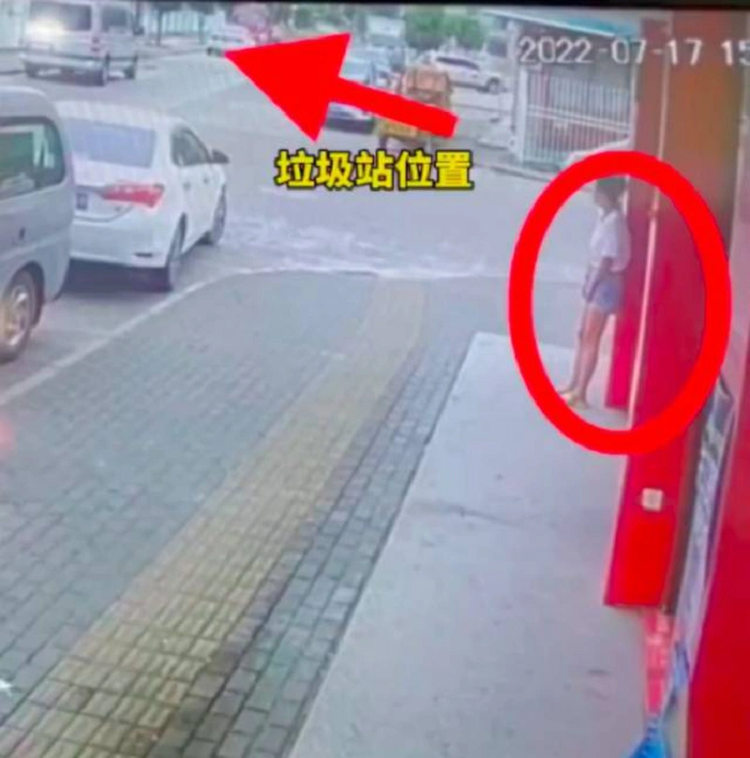 Nguoi phu nu bo con vao thung rac giua troi nang gan 40 do-Hinh-2