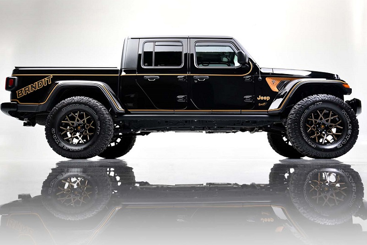 Nền tảng của chiếc Jeep Gladiator này là phiên bản High Altitude và đã trải qua một số sửa đổi về mặt kỹ thuật. Nó được trang bị bộ nâng Rough Country giúp tăng thêm 3,5 inch (~ 89mm) khoảng sáng gầm, bộ mâm màu đen với một số đường nét màu đồng tương phản, lốp địa hình 38 inch,...