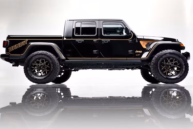 Nền tảng của chiếc Jeep Gladiator này là phiên bản High Altitude và đã trải qua một số sửa đổi về mặt kỹ thuật. Nó được trang bị bộ nâng Rough Country giúp tăng thêm 3,5 inch (~ 89mm) khoảng sáng gầm, bộ mâm màu đen với một số đường nét màu đồng tương phản, lốp địa hình 38 inch,...