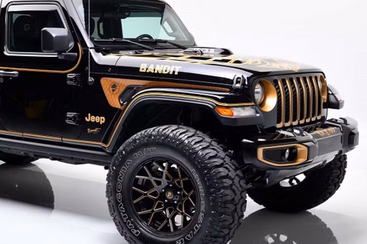 Theo mô tả, chiếc Jeep Gladiator này đã lăn bánh 5.121 dặm (tương đương khoảng 8.241 km), dự kiến sẽ được bán đấu giá vào cuối tháng này. Mức giá xe Jeep Gladiator Bandit Outlaw hiện chưa được đơn vị Barrett-Jackson tiết lộ. 