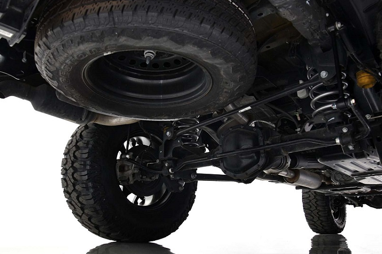 Trên mui xe Jeep Gladiator độ Pontiac Trans Am này còn được dán decal “Screaming Chicken”, nó mang tính biểu tượng của dòng xe Pontiac Trans Am.