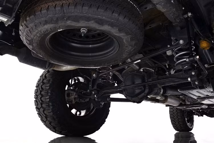 Trên mui xe Jeep Gladiator độ Pontiac Trans Am này còn được dán decal “Screaming Chicken”, nó mang tính biểu tượng của dòng xe Pontiac Trans Am.