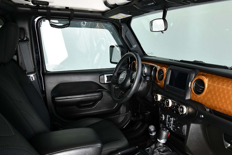 Ở bên trong khoang nội thất, chiếc xe có một vài điểm nhấn màu cam sáng trên táp-lô, họa tiết Bandit thể thao trên tựa đầu, ký hiệu phiên bản đặc biệt ở bảng điều khiển trung tâm,... 