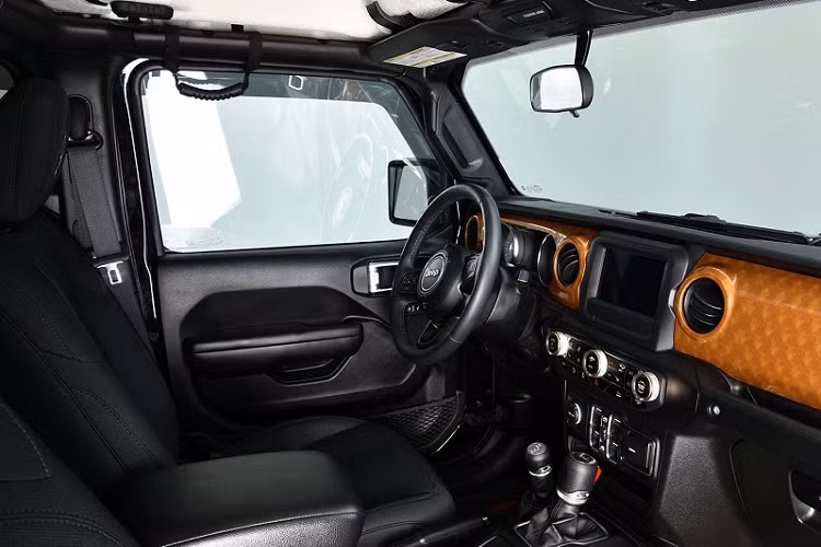 Ở bên trong khoang nội thất, chiếc xe có một vài điểm nhấn màu cam sáng trên táp-lô, họa tiết Bandit thể thao trên tựa đầu, ký hiệu phiên bản đặc biệt ở bảng điều khiển trung tâm,... 