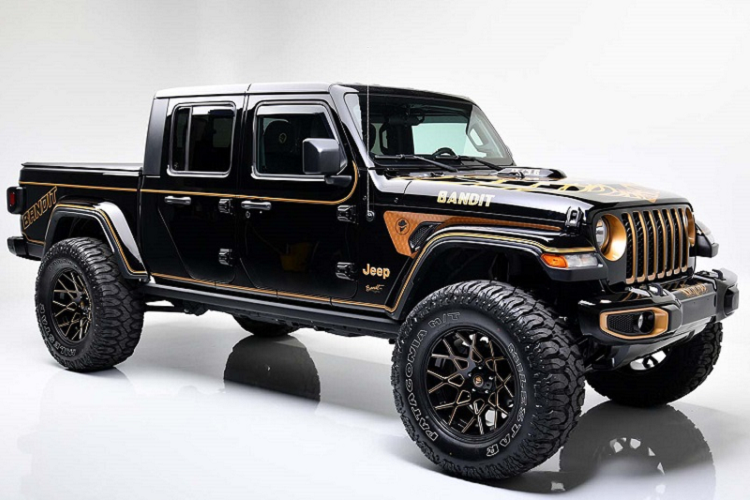 Hiện có rất ít thông tin chi tiết về chiếc Jeep Gladiator đặc biệt này, nhưng nó được cho là có số thứ tự 10 thuộc phiên bản đặc biệt Bandit Outlaw Edition. Rất rõ ràng là chiếc Jeep Gladiator này lấy cảm hứng thiết kế từ mẫu xe cơ bắp Mỹ Pontiac Trans Am.