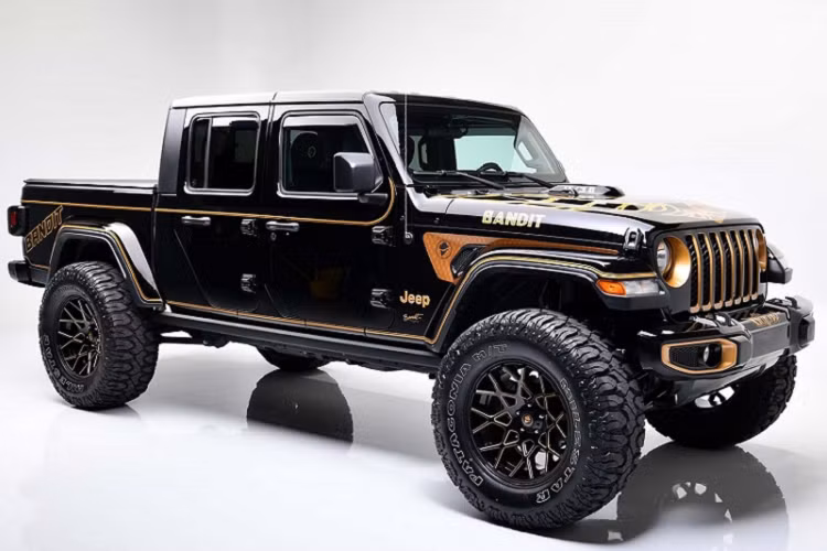 Hiện có rất ít thông tin chi tiết về chiếc Jeep Gladiator đặc biệt này, nhưng nó được cho là có số thứ tự 10 thuộc phiên bản đặc biệt Bandit Outlaw Edition. Rất rõ ràng là chiếc Jeep Gladiator này lấy cảm hứng thiết kế từ mẫu xe cơ bắp Mỹ Pontiac Trans Am.