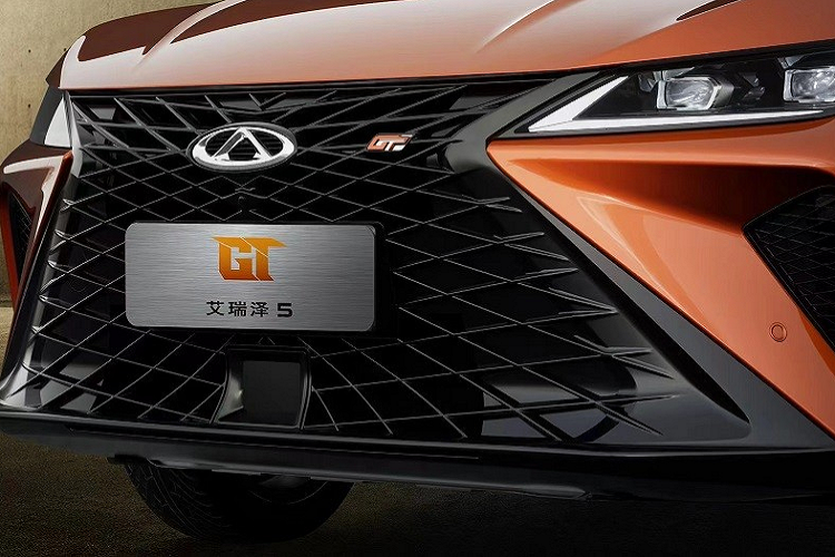 Đầu tiên phải kể đến lưới tản nhiệt của mẫu ôtô Trung Quốc này. Theo đó, mẫu Chery Arrizo 5 GT hoàn toàn mới mang trên mình lưới tản nhiệt màu đen bóng, được thiết kế hình con suốt và đi kèm mắt lưới hình quả trám. Đây vốn là thiết kế lưới tản nhiệt đặc trưng của thương hiệu Lexus. Đồng thời, lưới tản nhiệt của Chery Arrizo 5 GT 2022 khiến người ta lập tức liên tưởng đến Lexus LX570 TRD đời cũ.