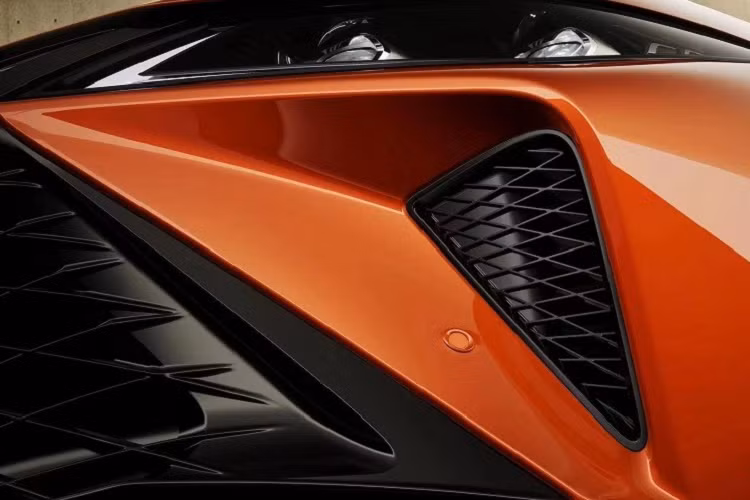 Hiện chưa có hình ảnh chụp nội thất của Chery Arrizo 5 GT 2022. Tuy nhiên, hình ảnh chụp trên đường thử cho thấy xe được trang bị vô lăng vát đáy thể thao, bảng đồng hồ kỹ thuật số và màn hình thông tin giải trí nối liền với nhau, nằm độc lập trên mặt táp-lô cũng như cần số ngắn.