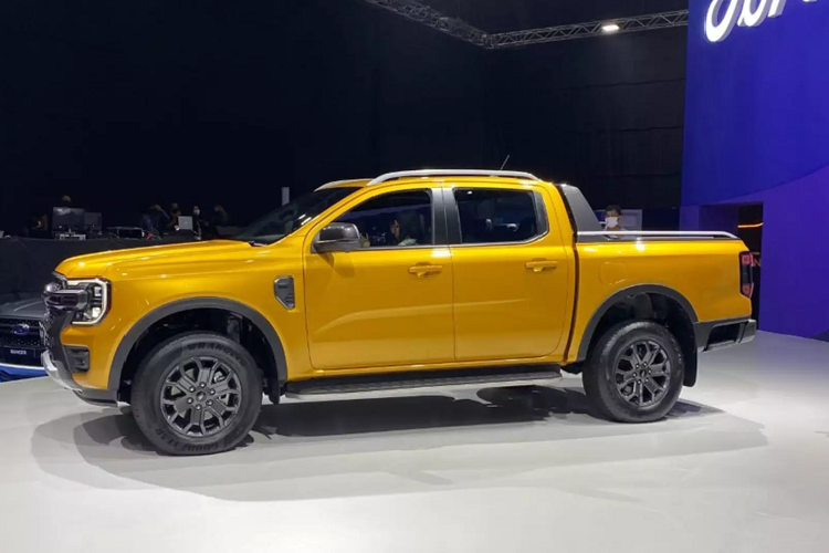 Nội thất Ford Ranger 2022 thế hệ mới tại Việt Nam hứa hẹn sẽ được trang bị màn hình giải trí trung tâm đặt dọc kích thước 12 inch. Hệ thống ra lệnh bằng giọng nói SYNC4. Màn hình hỗ trợ lái kỹ thuật số. Nâng cấp phanh tay điện tử và các chế độ lái được chuyển sang điều khiển bằng núm xoay.