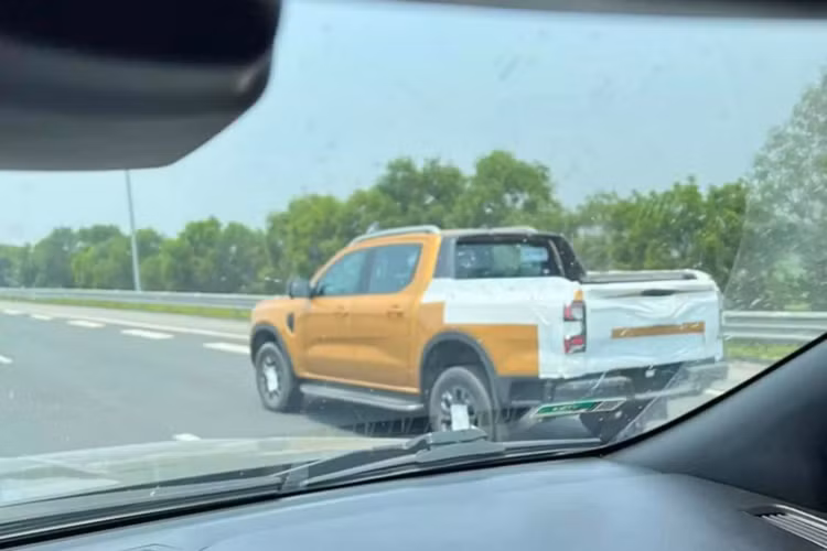 Theo đánh giá sơ bộ ngoại thất, nguyên mẫu chạy thử nghiệm là Ford Ranger Wildtrak 2.0L Bi-Turbo 4x4 10AT, đây là phiên bản cao cấp định vị chỉ sau Ranger Raptor. Sau khi chạy thử, Ford Ranger 2022 sẽ sớm được ra mắt tại thị trường Việt, dự kiến là giữa năm nay. Theo tìm hiểu, Ford Ranger 2022 thế hệ mới sẽ tiếp tục được lắp ráp trong nước.
