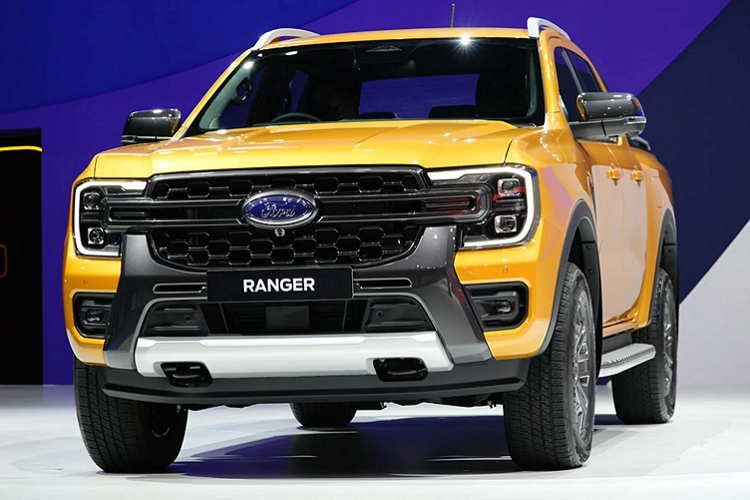 Ford Ranger 2022 thế hệ mới thêm nhiều tiện ích hỗ trợ lái như: Hệ thống hỗ trợ 24/24. Hệ thống sạc điện thoại không dây. Hệ thống phanh tay điện (EPB). Ngoài ra, xe còn có một camera quan sát xung quanh 360 độ để hiển thị những gì xung quanh xe và hơn nữa.