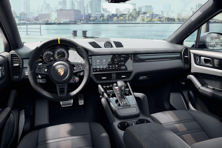 Sức mạnh được gửi đến các bánh xe thông qua hộp số tự động 8 cấp sửa đổi để chuyển số nhanh hơn, hệ dẫn động 4 bánh toàn thời gian cũng được nâng cấp để phù hợp với mức hiệu suất mới của động cơ 4.0L. 