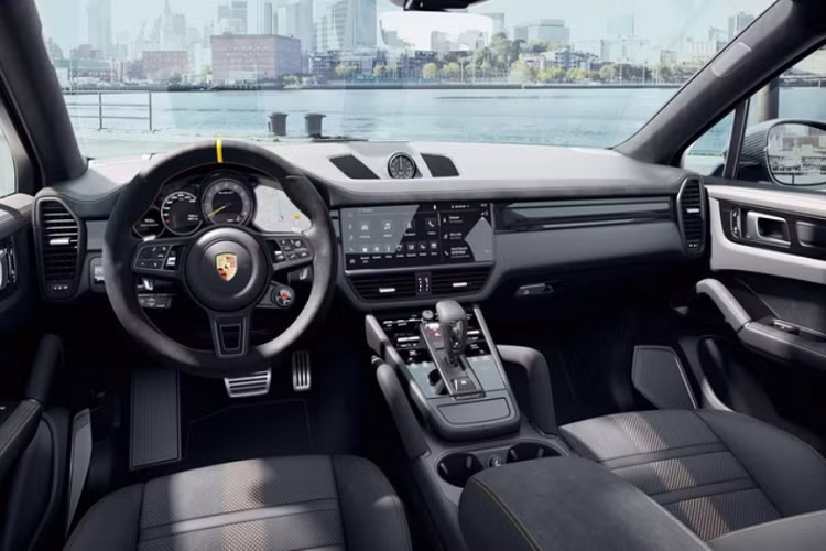 Sức mạnh được gửi đến các bánh xe thông qua hộp số tự động 8 cấp sửa đổi để chuyển số nhanh hơn, hệ dẫn động 4 bánh toàn thời gian cũng được nâng cấp để phù hợp với mức hiệu suất mới của động cơ 4.0L. 