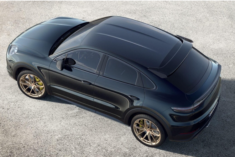 Chưa hết, xe còn có hệ thống ống xả làm mát bằng nước hình bầu dục đặt gần chính giữa đuôi, với các ống dẫn bằng titan và không có bộ giảm thanh trung tâm, nhờ vậy mà trọng lượng xe được giảm hơn 18 kg. Bộ khuếch tán bằng carbon ở phía sau cũng là điểm đáng chú ý của chiếc xe thể thao.