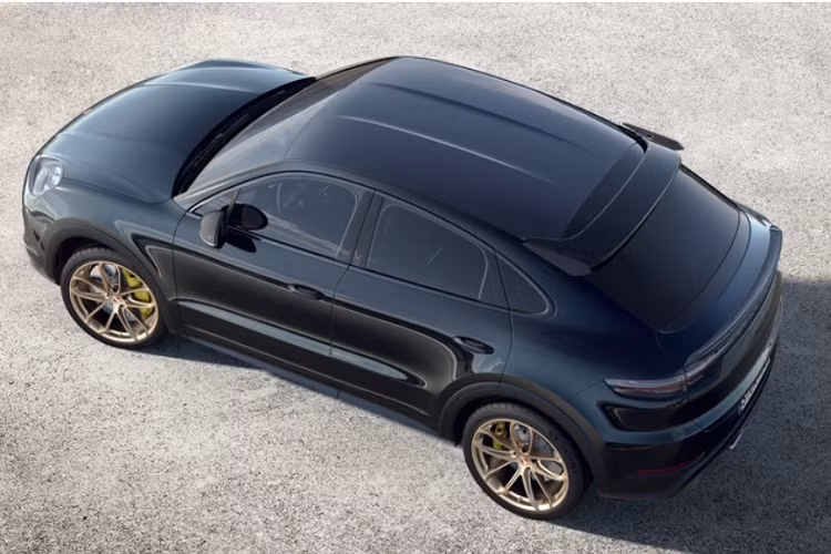 Chưa hết, xe còn có hệ thống ống xả làm mát bằng nước hình bầu dục đặt gần chính giữa đuôi, với các ống dẫn bằng titan và không có bộ giảm thanh trung tâm, nhờ vậy mà trọng lượng xe được giảm hơn 18 kg. Bộ khuếch tán bằng carbon ở phía sau cũng là điểm đáng chú ý của chiếc xe thể thao.