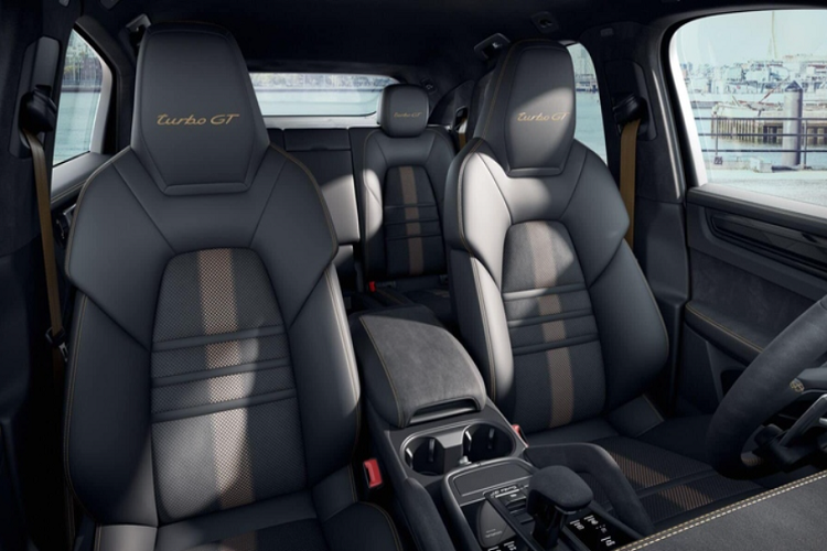 Là phiên bản mạnh nhất và đắt nhất của Cayenne, Cayenne Turbo GT được trang bị khối động cơ tăng áp kép V8 4.0L đã qua tinh chỉnh với nhiều bộ phận mới, để cho ra công suất lên tới 631 mã lực và mô-men xoắn cực đại 849 Nm.