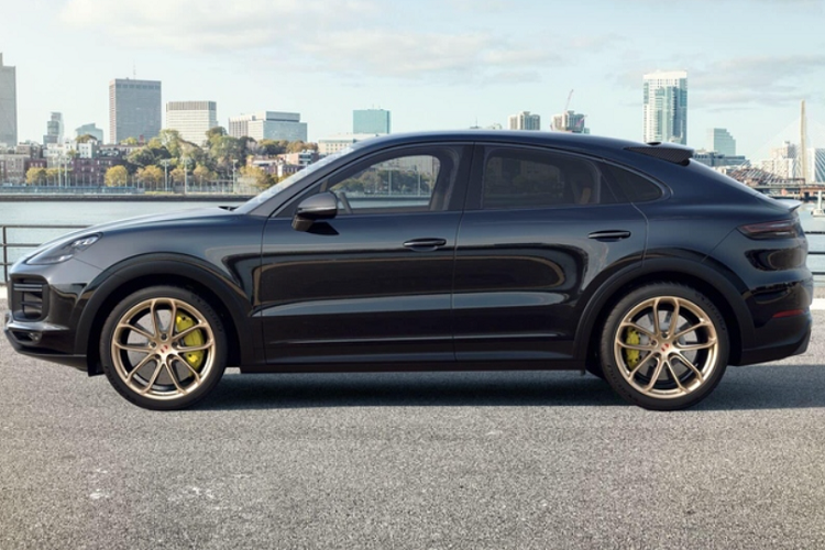 Porsche Cayenne Turbo GT chính hãng đầu tiên của Việt Nam sở hữu ngoại thất màu đen bóng sang trọng, đi kèm bộ mâm 22 inch kiểu GT màu đồng Neodyme nổi bật. Bản GT được trang bị cánh gió phụ làm bằng sợi carbon gắn liền với cánh gió chủ động trên mui phía sau, dài hơn 25 mm so với cánh gió của bản Cayenne Turbo.