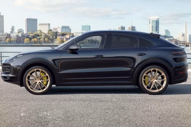 Porsche Cayenne Turbo GT chính hãng đầu tiên của Việt Nam sở hữu ngoại thất màu đen bóng sang trọng, đi kèm bộ mâm 22 inch kiểu GT màu đồng Neodyme nổi bật. Bản GT được trang bị cánh gió phụ làm bằng sợi carbon gắn liền với cánh gió chủ động trên mui phía sau, dài hơn 25 mm so với cánh gió của bản Cayenne Turbo.