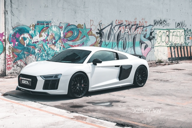 Nguyên bản chiếc Audi R8 V10 Plus hàng hiếm này có ngoại thất màu đỏ và mâm màu bạc sáng, nhưng hiện tại mâm xe đã được sơn lại trong màu đen bóng thể thao và toàn bộ chiếc xe chuyển sang màu trắng tinh khôi. Xe đang chuẩn bị ra Hà Nội "định cư".